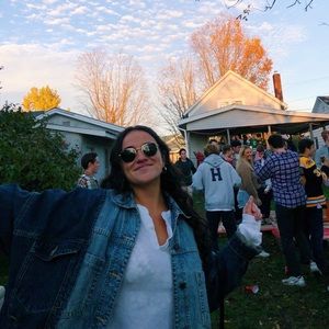 Meet your Posher, Simona